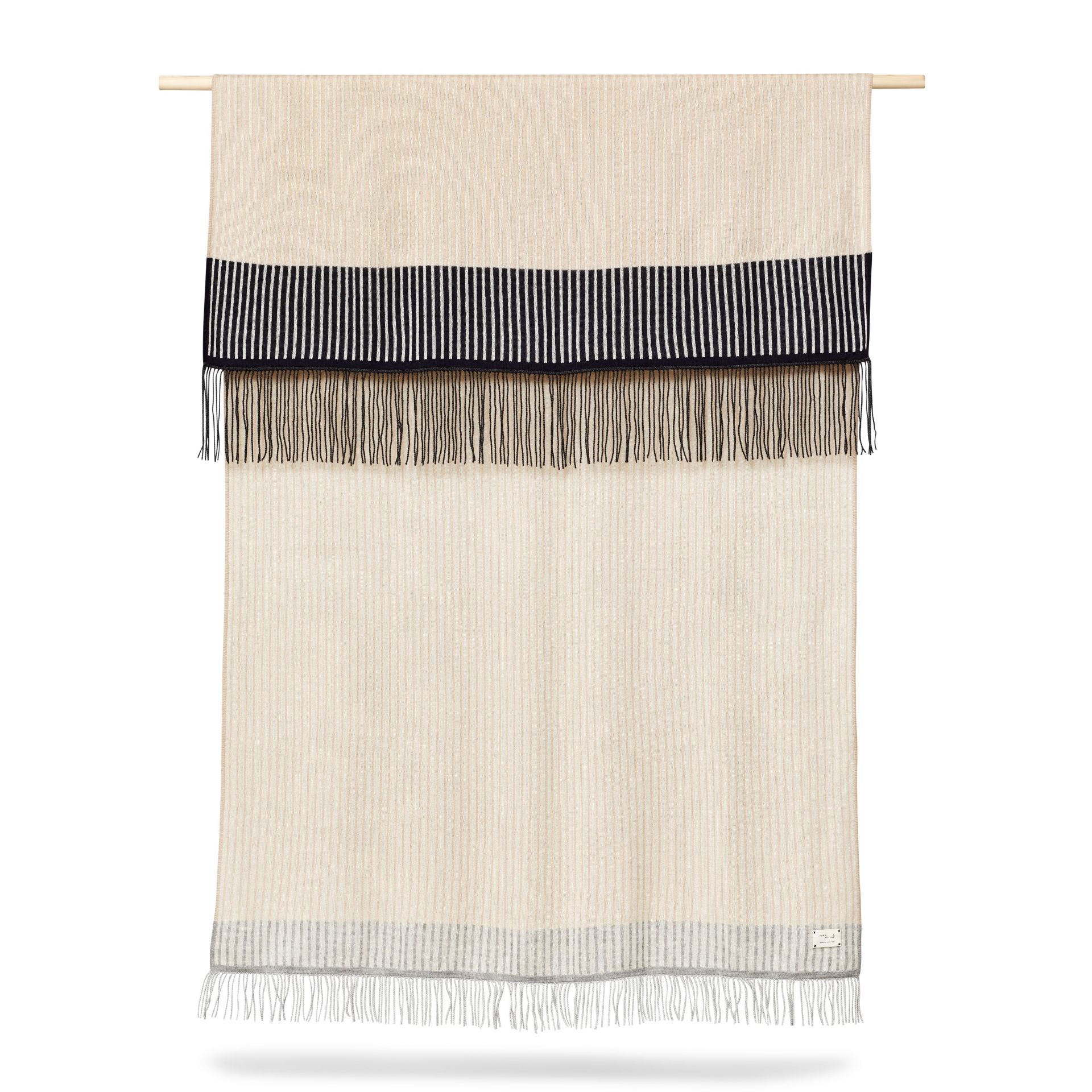 Aymara Decke mit Streifen und Fransen, beige und blau, hochwertige Wohndecke für Sofa.